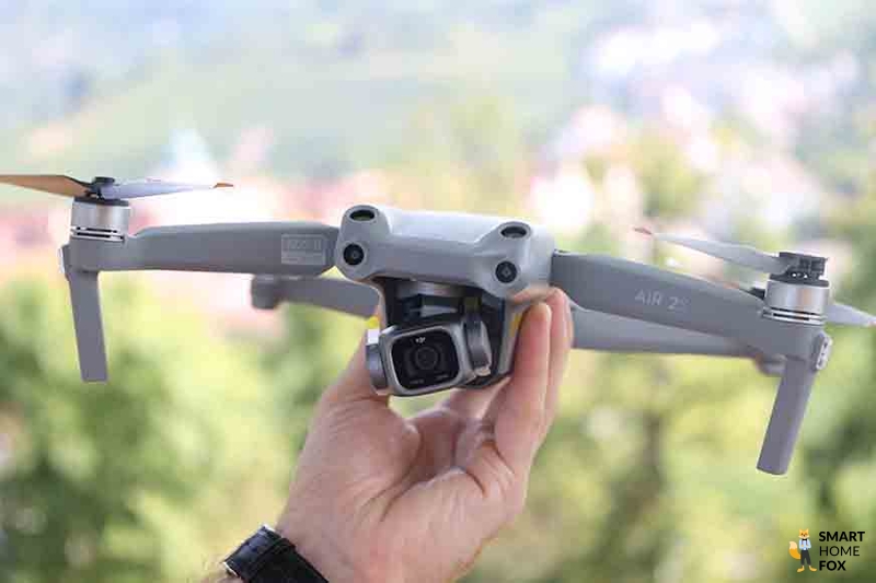 Die Kamera der DJI Air 2S Drohne ist am Gimbal befestigt.